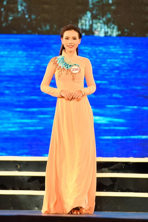 Me man ngam thi sinh Hoa hau Viet Nam dien ao dai-Hinh-8